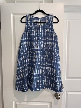 Ellen Tracy Blue and White Tie-Dye Linen Sleeveless Shift Dress with pockets